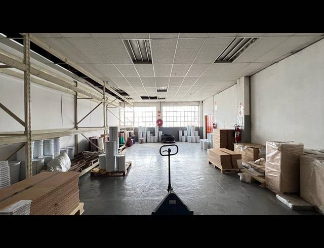 1,660M² WAREHOUSE FOR SALE IN VILLAGE DEEP